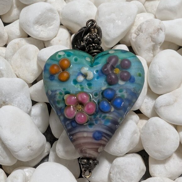 Vintage 90s Handmade Glass Lampwork Bead - Murano Glass - Blue Heart w/Flowers - Picture 4 of 4